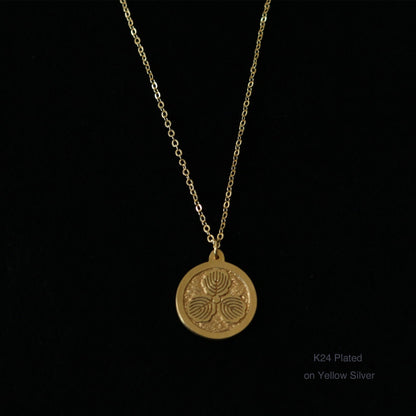 Three Oak Leaves in a circle - Japanese Kamon pendant - Maruni Mitsu Kashiwa