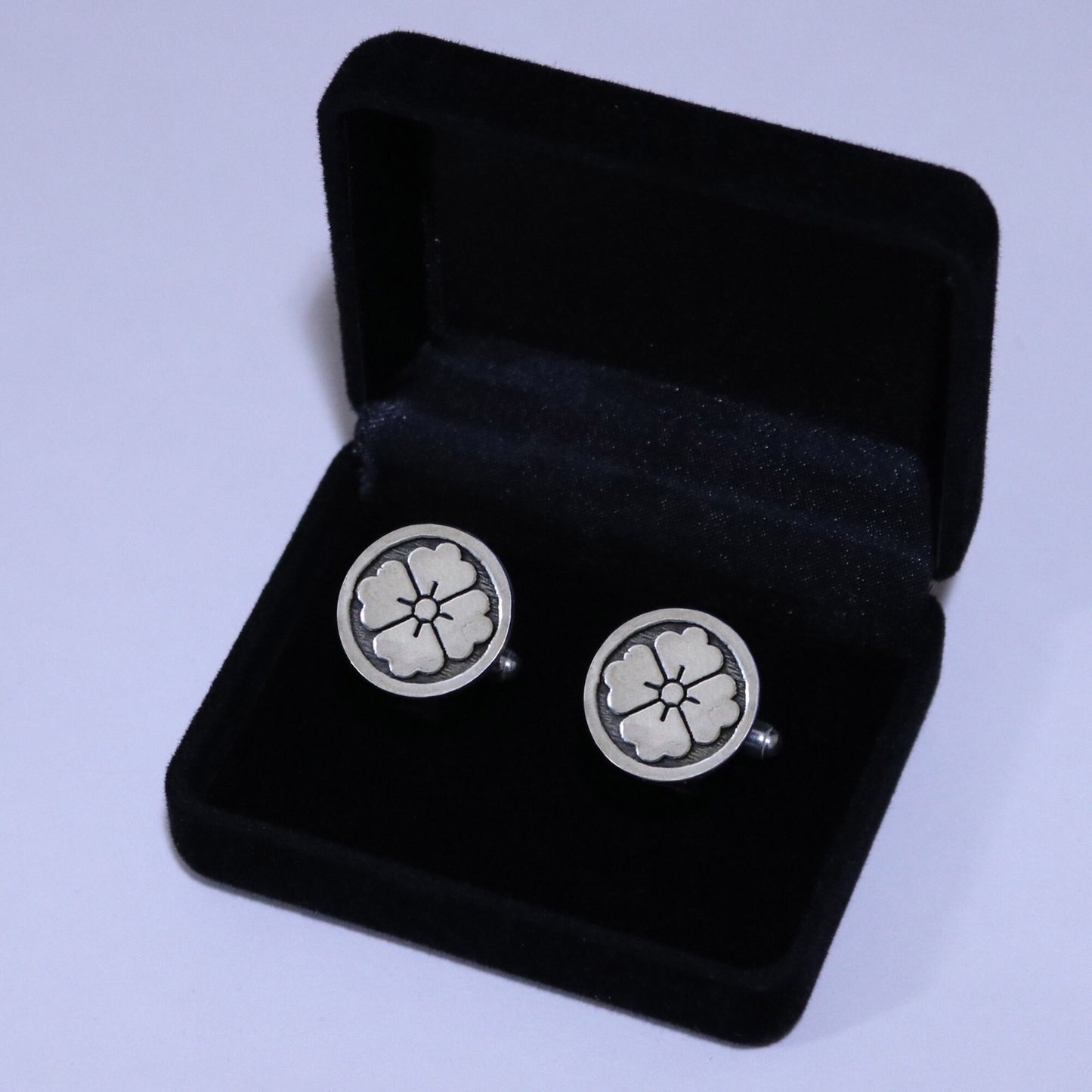 Tie tack - Shihou Hanabishi in a circle - 丸に四方花菱