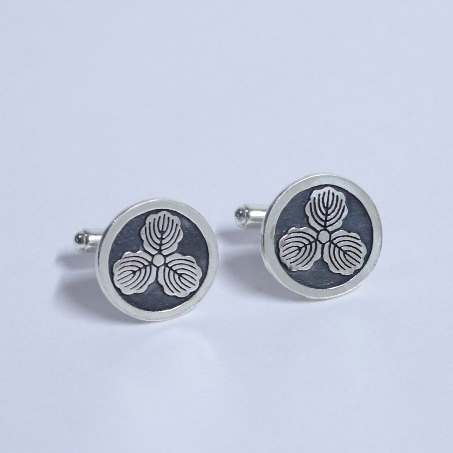 Tie tack - Three Oak Leaves Kamon - 丸に三つ柏
