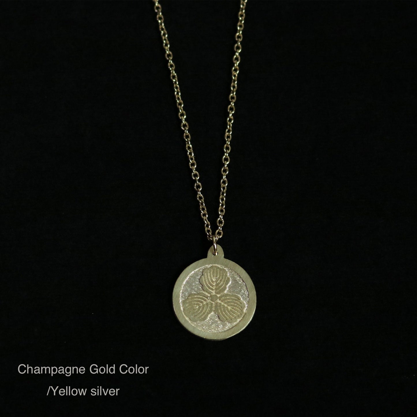 Three Oak Leaves in a circle - Japanese Kamon pendant - Maruni Mitsu Kashiwa