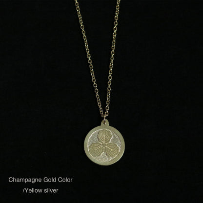 Three Oak Leaves in a circle - Japanese Kamon pendant - Maruni Mitsu Kashiwa