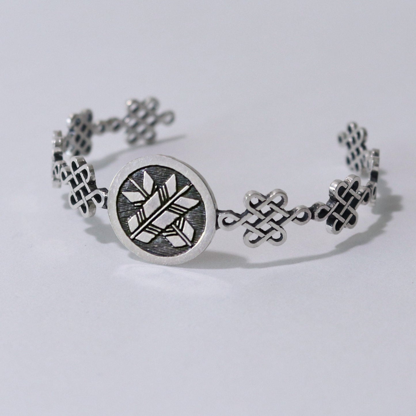 Bangle / Crossing Arrows in a circle / Sterling Silver