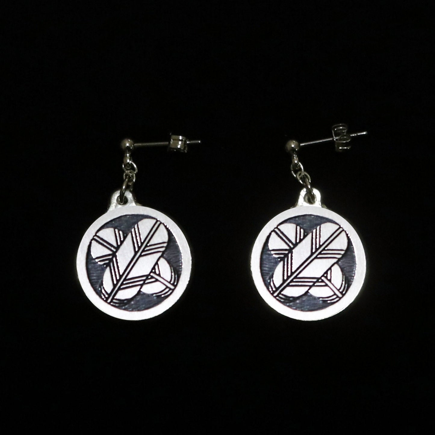 Earrings - Crossing Hawk Feathers in a circle - Maruni Chigai Takano Ha - 丸に違い鷹の羽