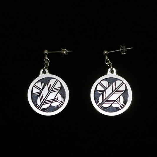 Earrings - Crossing Hawk Feathers in a circle - Maruni Chigai Takano Ha - 丸に違い鷹の羽