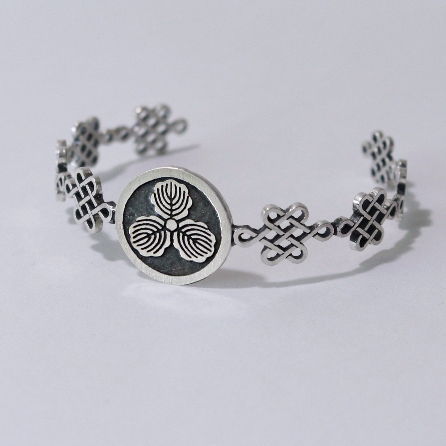 Bangle / Three Oak Leaves in a circle / Maruni Mitsu Kashiwa / Kamon / Japanese Mon / Sterling Silver