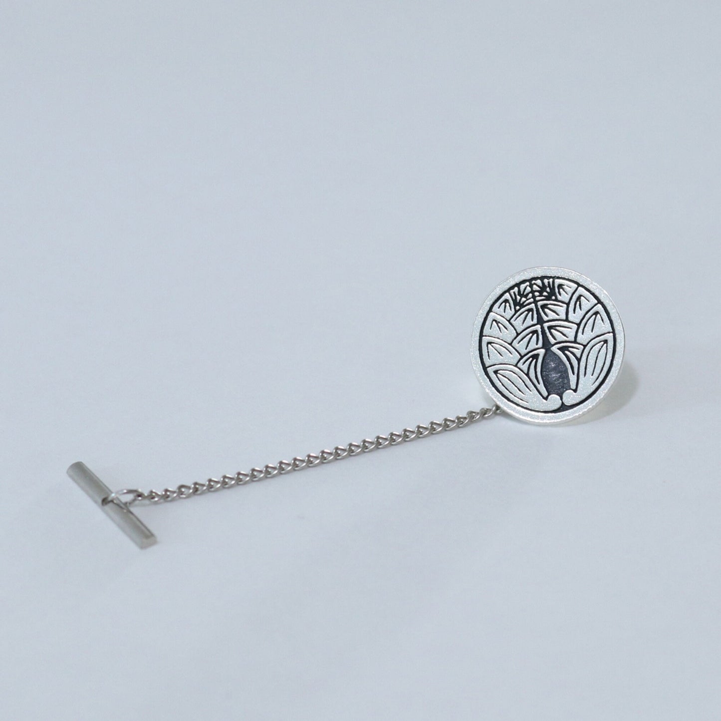 Tiet ack / Lapel Pin - Japanese Kamon-Cuddling Japanese Ginger in a circle