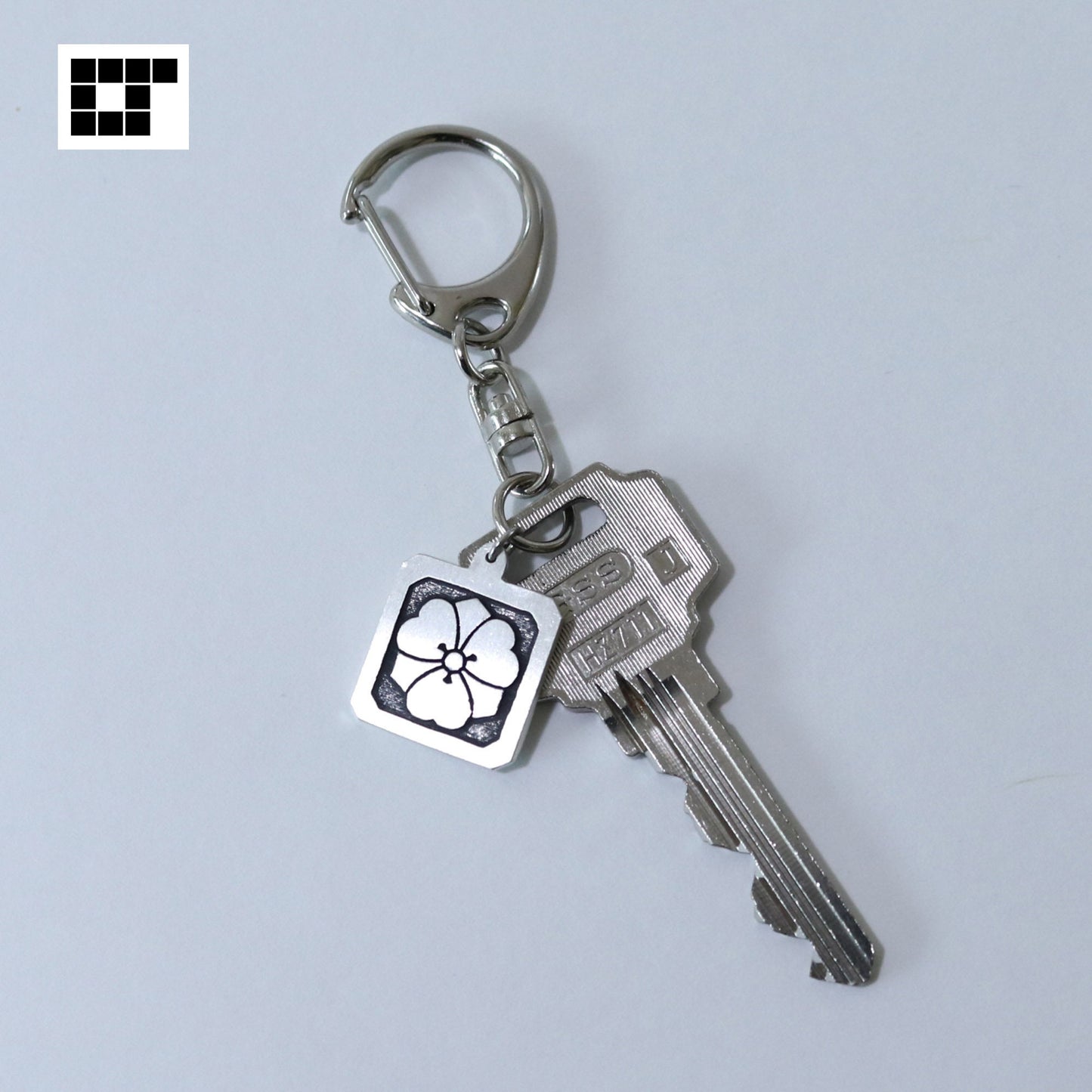 Key chain - Hirasumikirikadoni Kenkatabami - Swords and wood sorrel in square trimmed corners - 平隅切り角に剣片喰