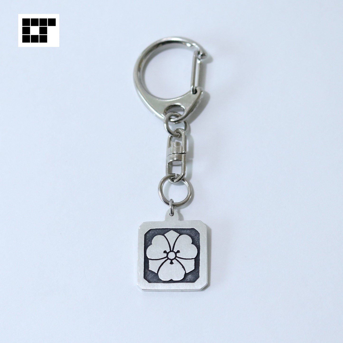 Key chain - Hirasumikirikadoni Kenkatabami - Swords and wood sorrel in square trimmed corners - 平隅切り角に剣片喰