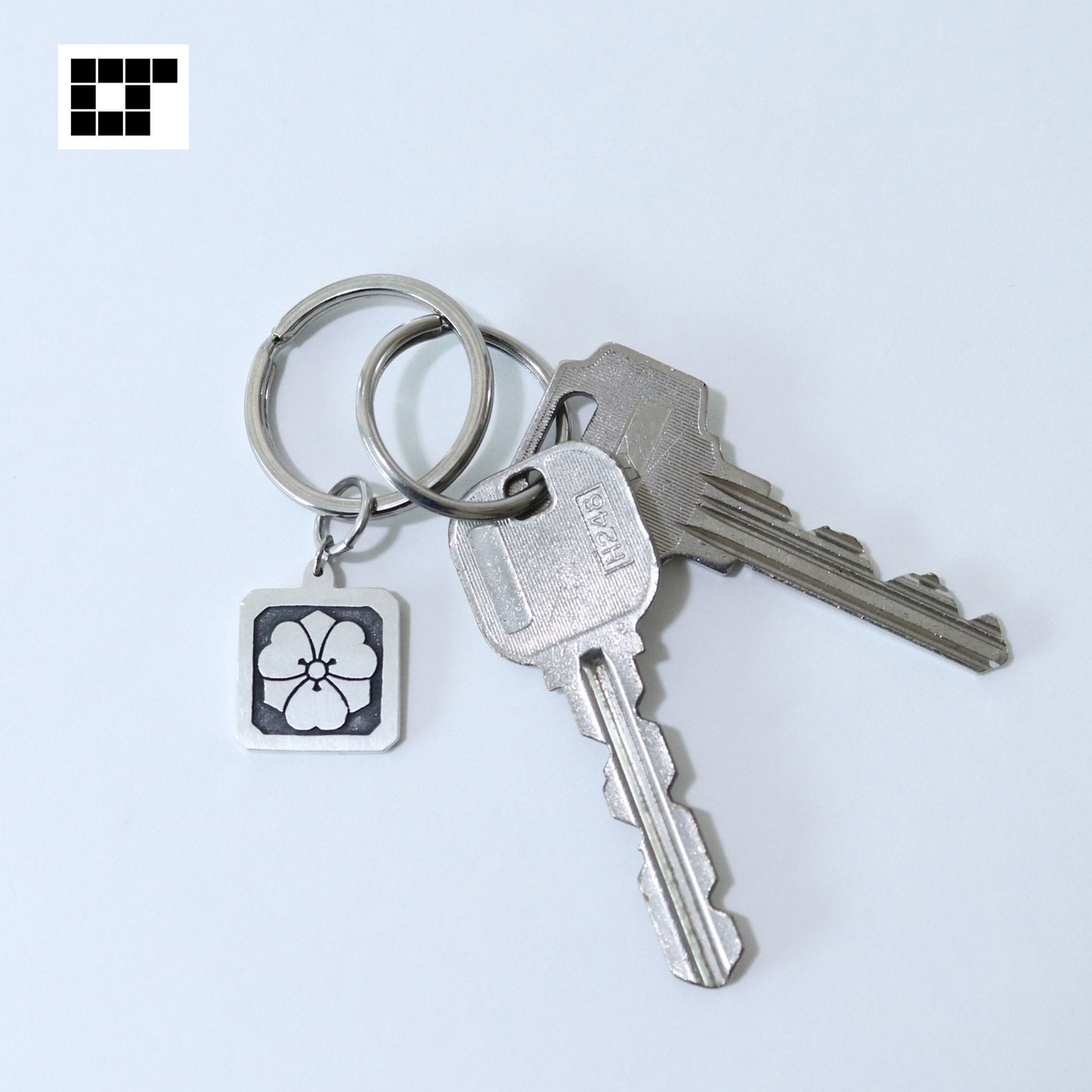 Key chain - Hirasumikirikadoni Kenkatabami - Swords and wood sorrel in square trimmed corners - 平隅切り角に剣片喰