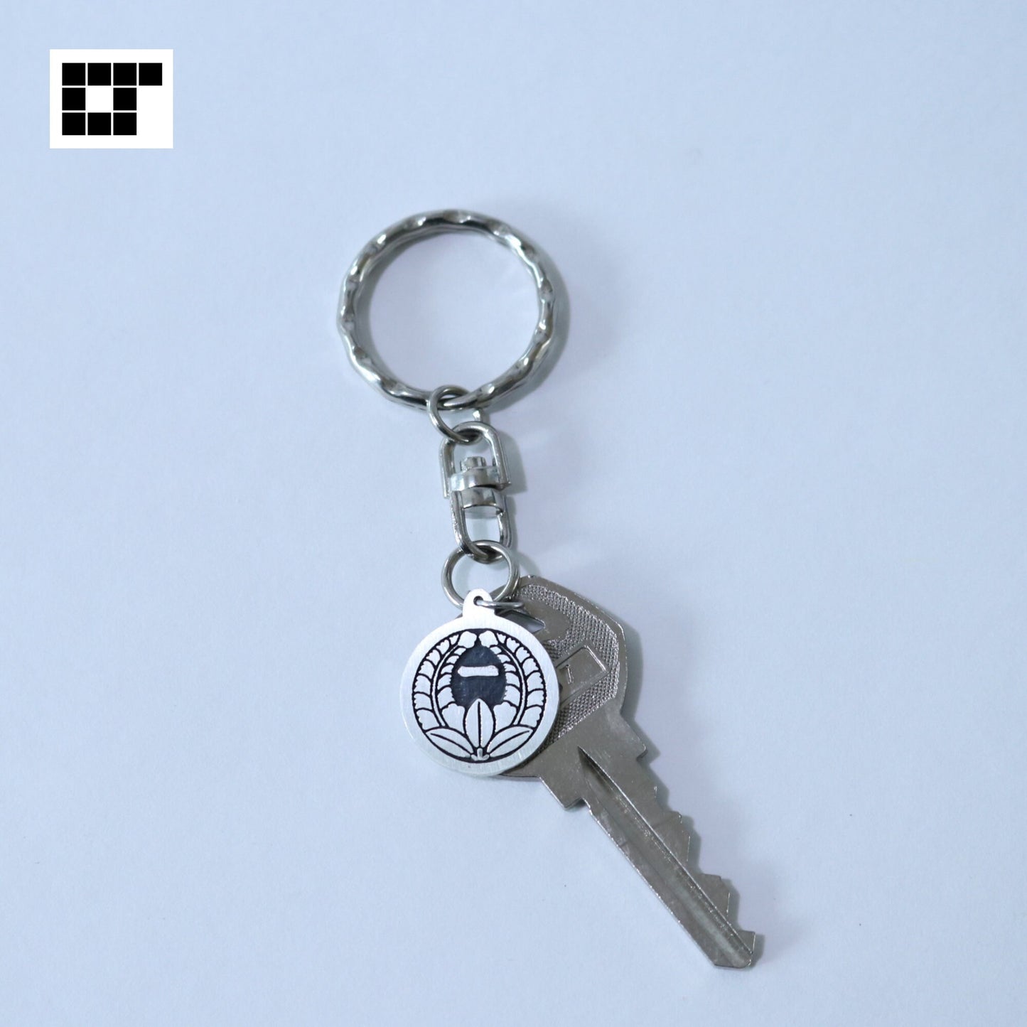 Key chain - Kanji One in growing up wisteria in a circle - 丸に上がり藤に一