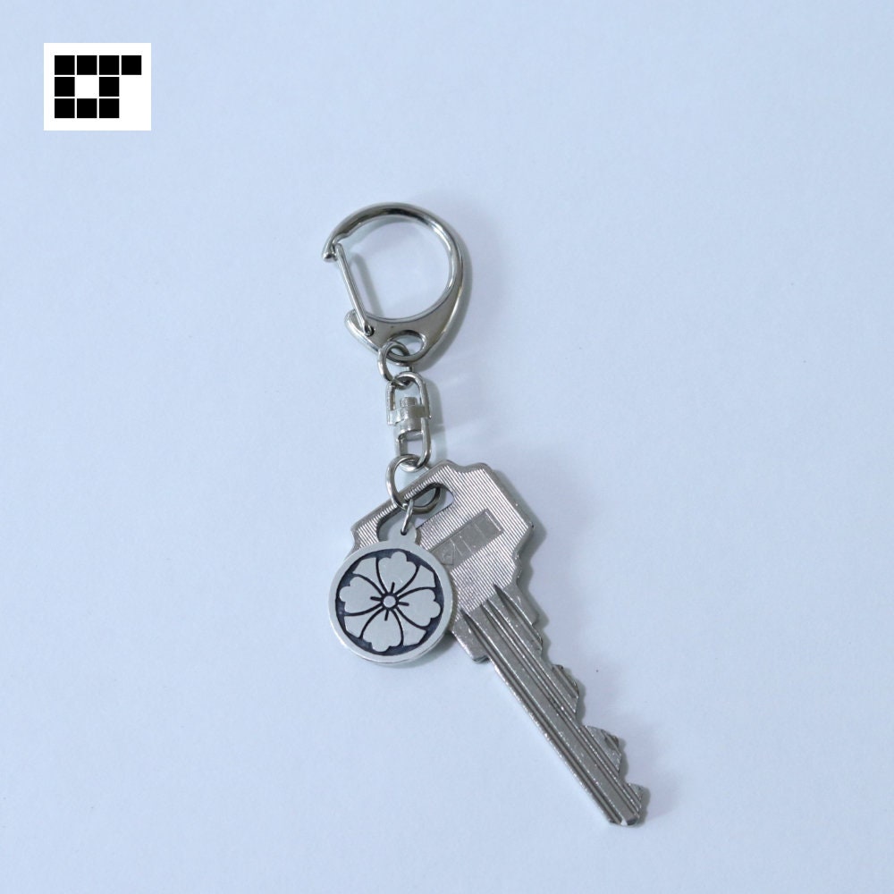 Key chain - Swords and Hanabishi square in a circle -  丸に四方剣花菱