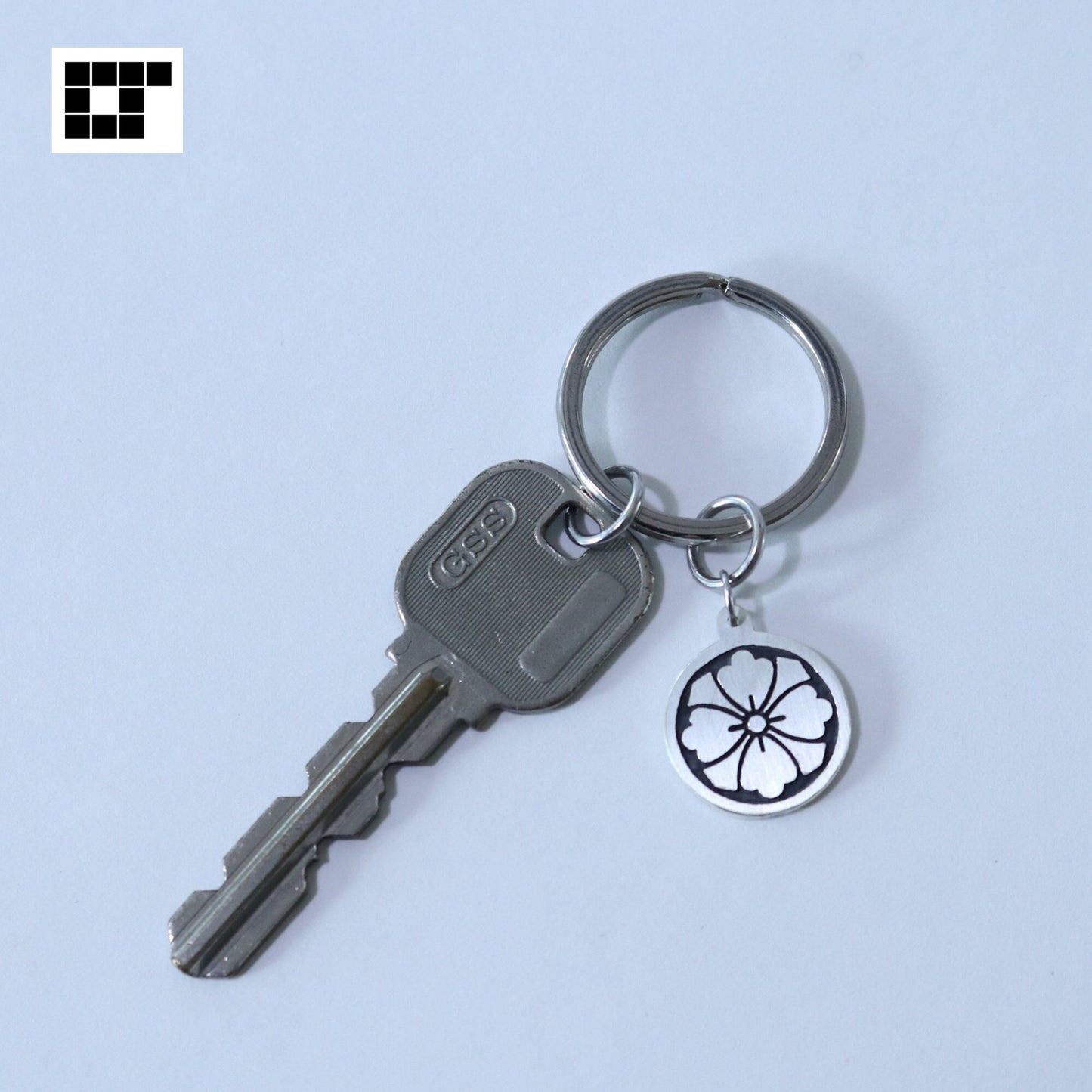 Key chain - Swords and Hanabishi square in a circle -  丸に四方剣花菱