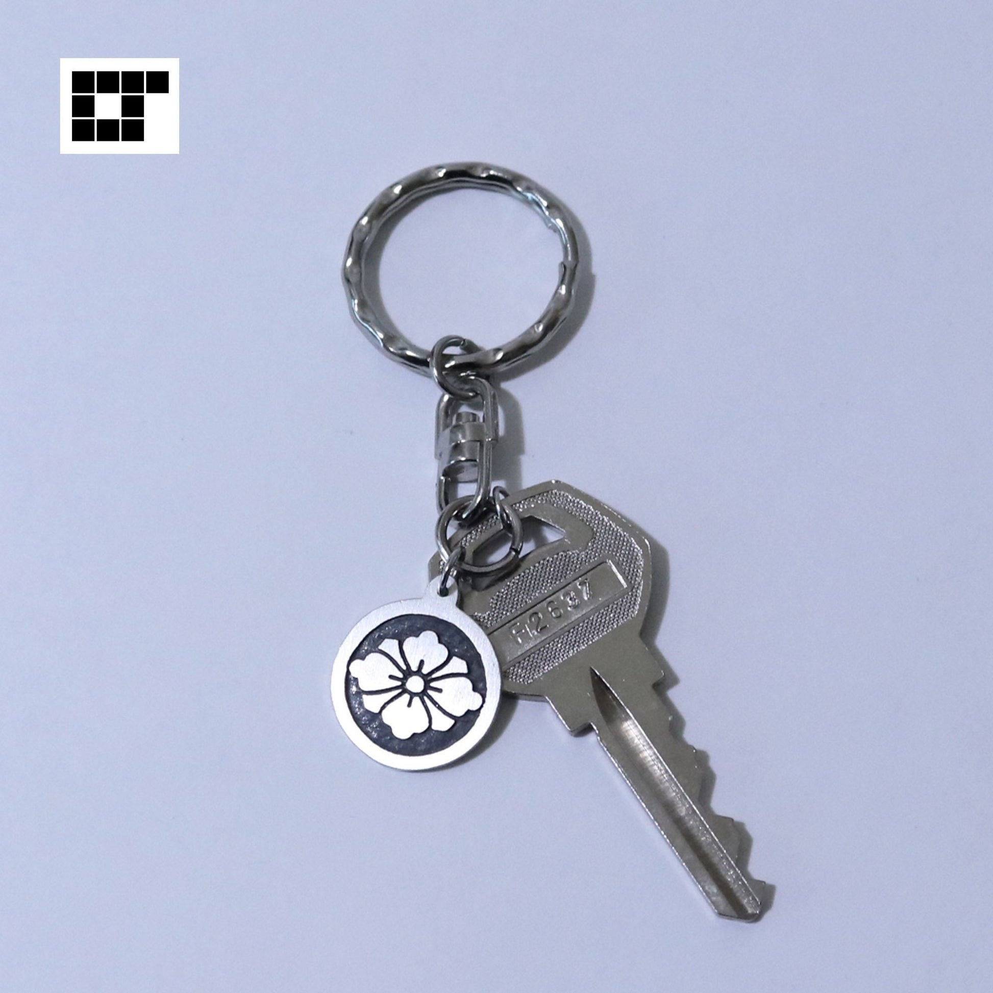 Hanabishi and swords in a circle - Key chain - Kamon - Japanese Family Crest