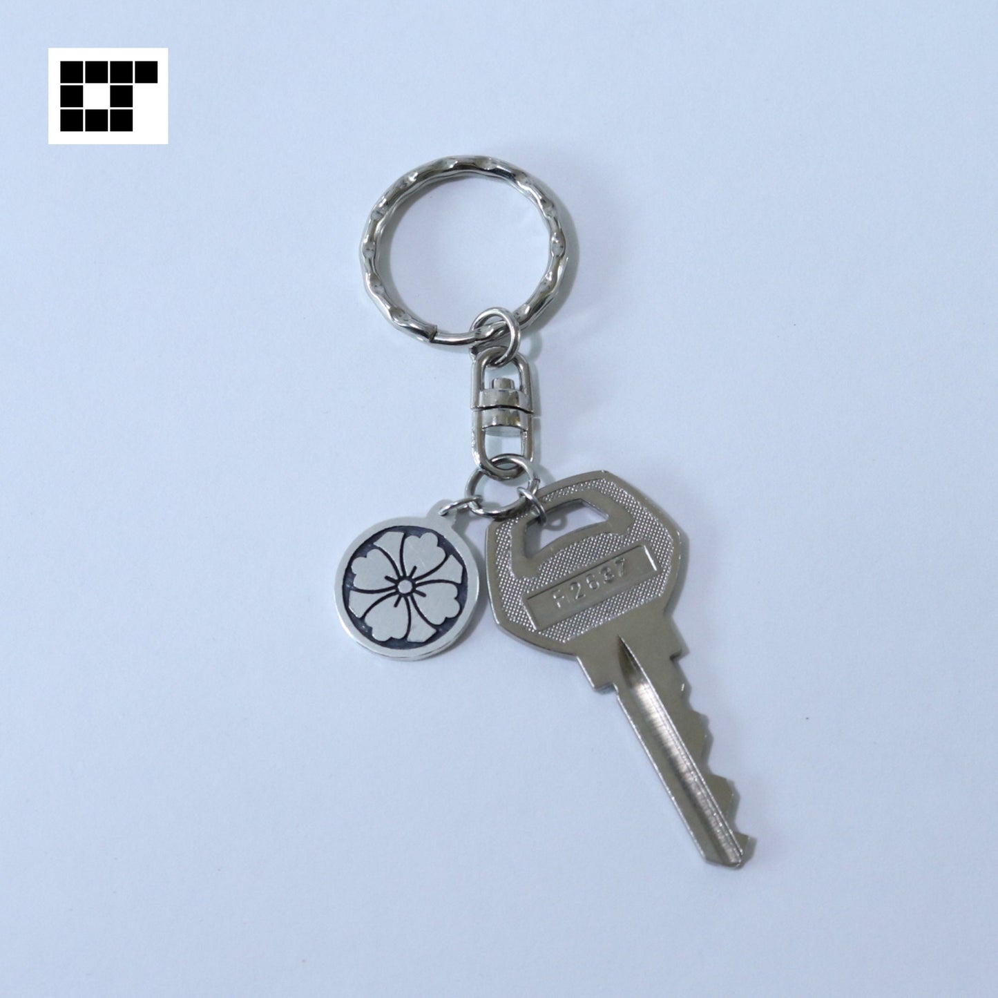 Key chain - Swords and Hanabishi square in a circle -  丸に四方剣花菱