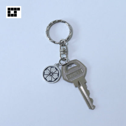 Key chain - Swords and Hanabishi square in a circle -  丸に四方剣花菱