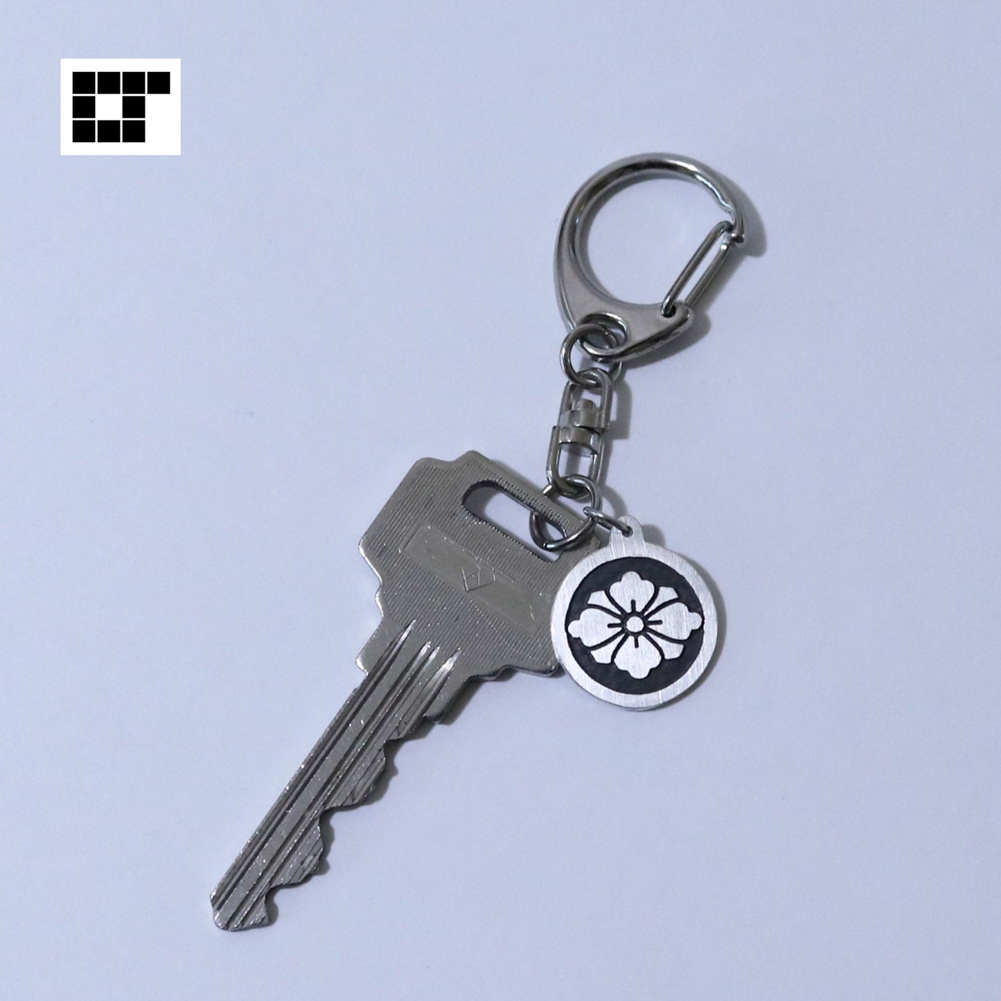 Hanabishi and swords in a circle - Key chain - Kamon - Japanese Family Crest