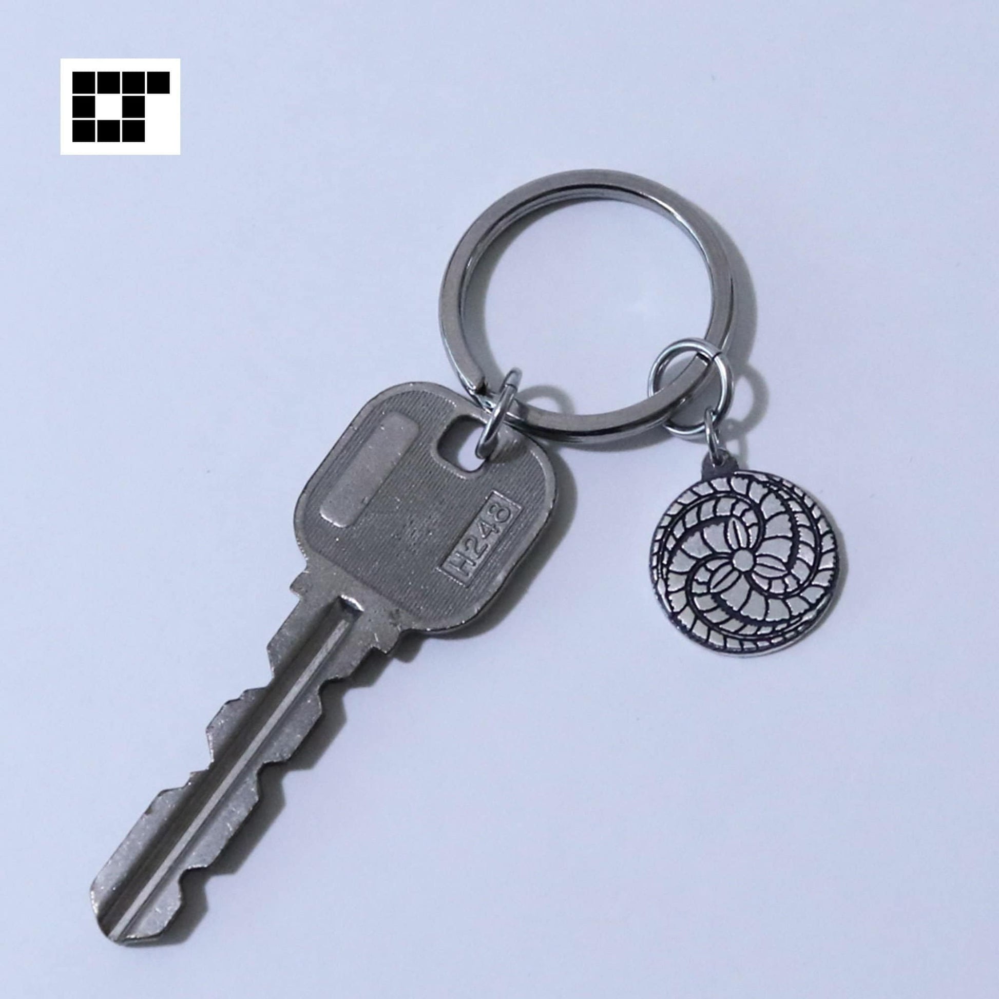 Three Swirled Wisteria - Fuji-tomoe - Key chain - Kamon - Japanese Family Crest