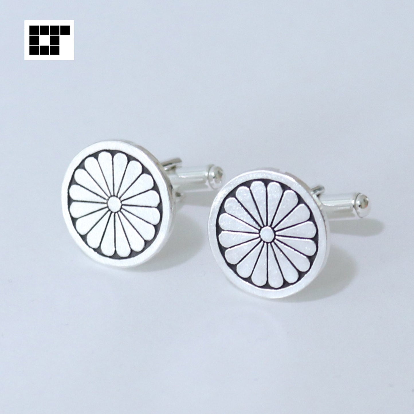 Tie tack - Chrysanthemum in a circle - 丸に１６葉菊