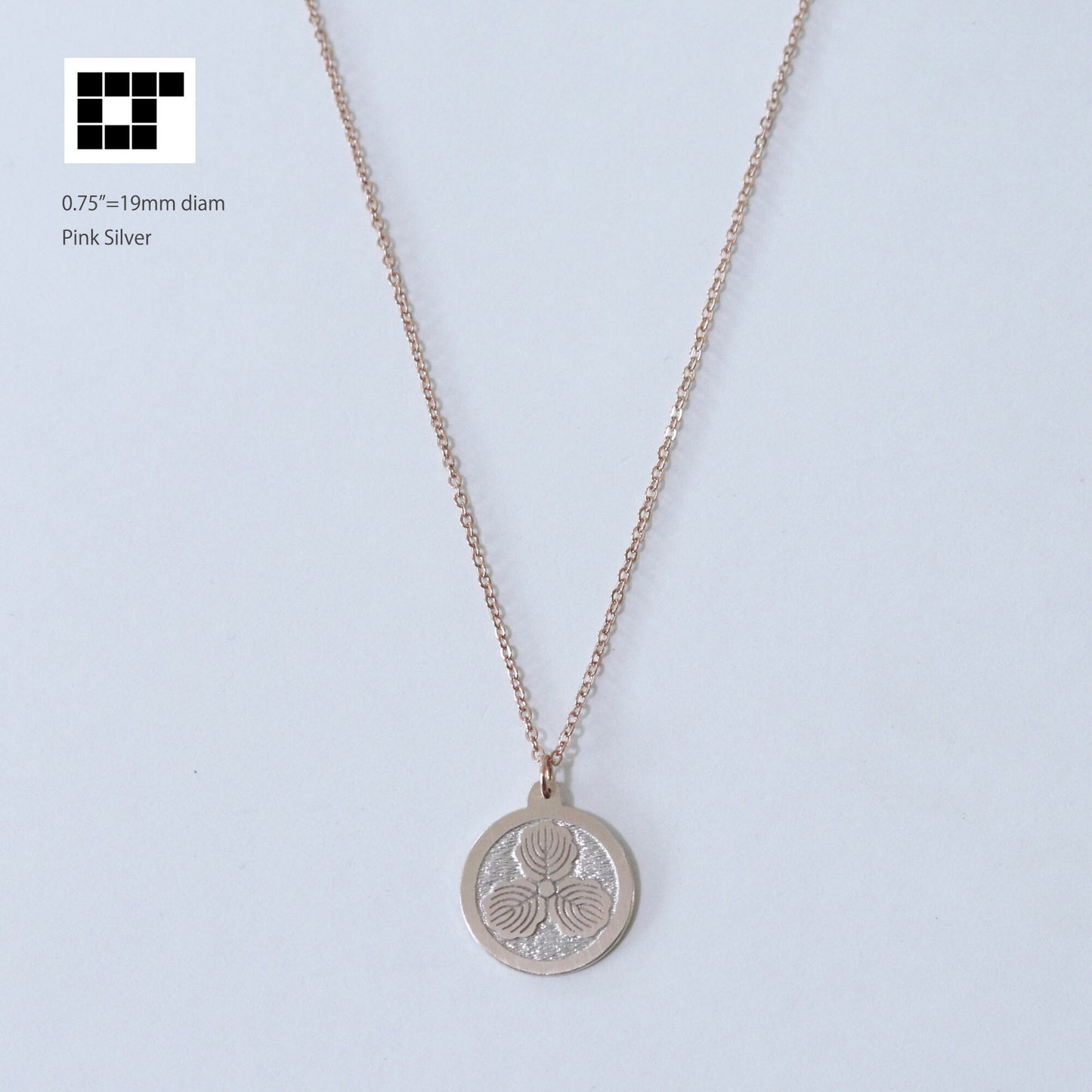 Three Oak Leaves in a circle - Japanese Kamon pendant - Maruni Mitsu Kashiwa