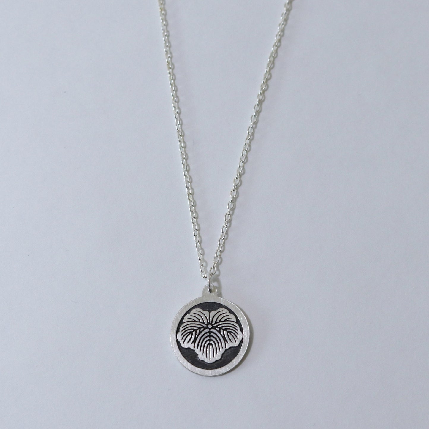 Pendant - Ivy in a circle - 丸に蔦 - Maruni Tsuta