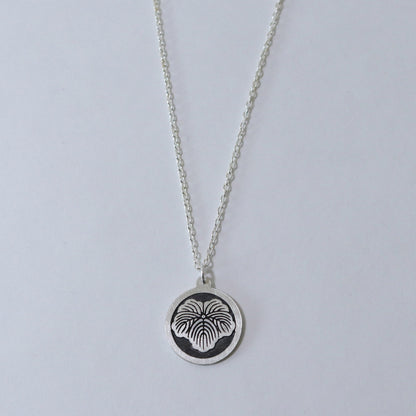Pendant - Ivy in a circle - 丸に蔦 - Maruni Tsuta