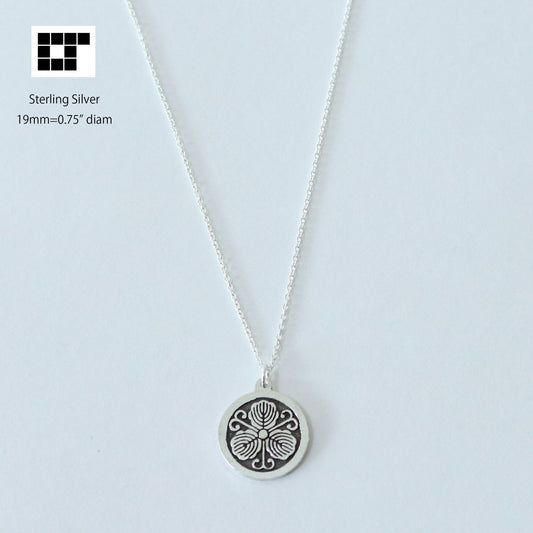 Oak Vine in a circle - Japanese Clan Crest Pendant - Kamon Pendant