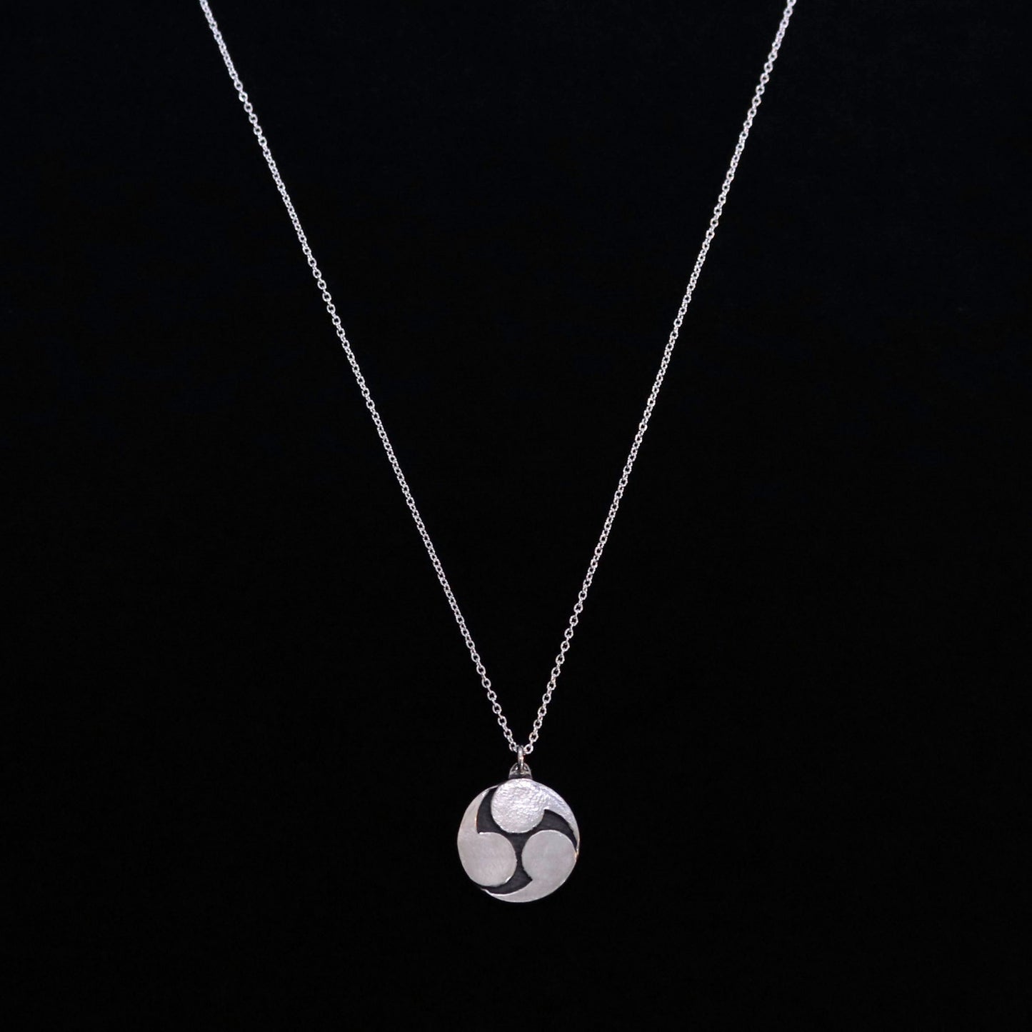 Pendant - Three Clockwise Swirls - 右三ツ巴 : Migi Mitsu Tomoe