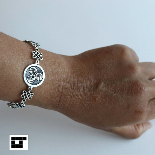 Bangle / Three Oak Leaves in a circle / Maruni Mitsu Kashiwa / Kamon / Japanese Mon / Sterling Silver