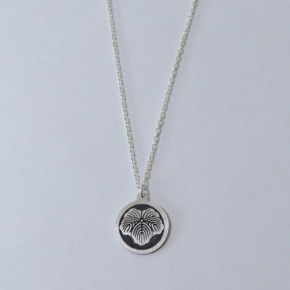 1/2" Pendant - Ivy in a circle - Kamon Necklace - Japanese Clan Crest