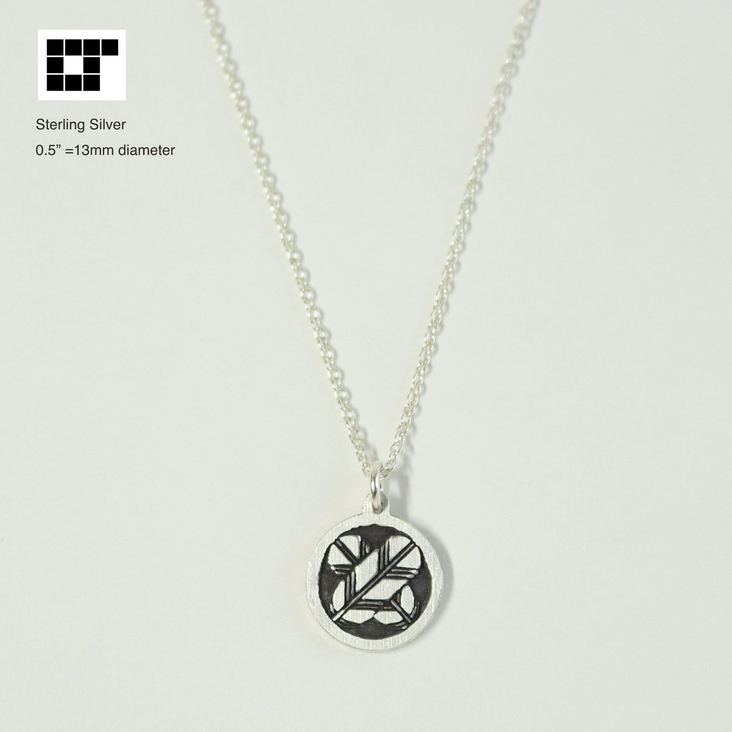 1/2"=13mm Pendant - Crossing hawk feathers in a circle - 丸に違い鷹の羽
