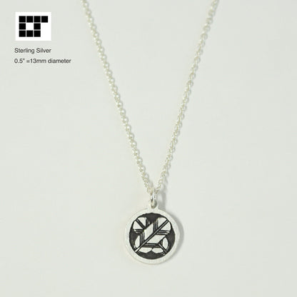 1/2"=13mm Pendant - Crossing hawk feathers in a circle - 丸に違い鷹の羽