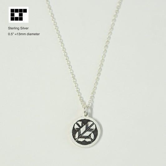 1/2"=13mm Pendant - Crossing hawk feathers in a circle - 丸に違い鷹の羽