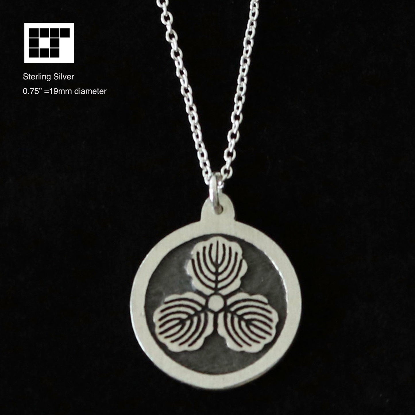 Three Oak Leaves in a circle - Japanese Kamon pendant - Maruni Mitsu Kashiwa