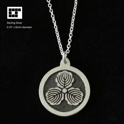 Three Oak Leaves in a circle - Japanese Kamon pendant - Maruni Mitsu Kashiwa