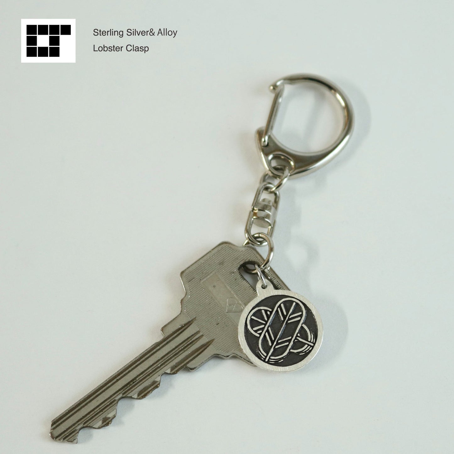 Key chain - Outlined Crossing Hawk Feathers in a circle -  Maruni Chu-kage Chigai Takanoha - 丸に陰違い鷹の羽