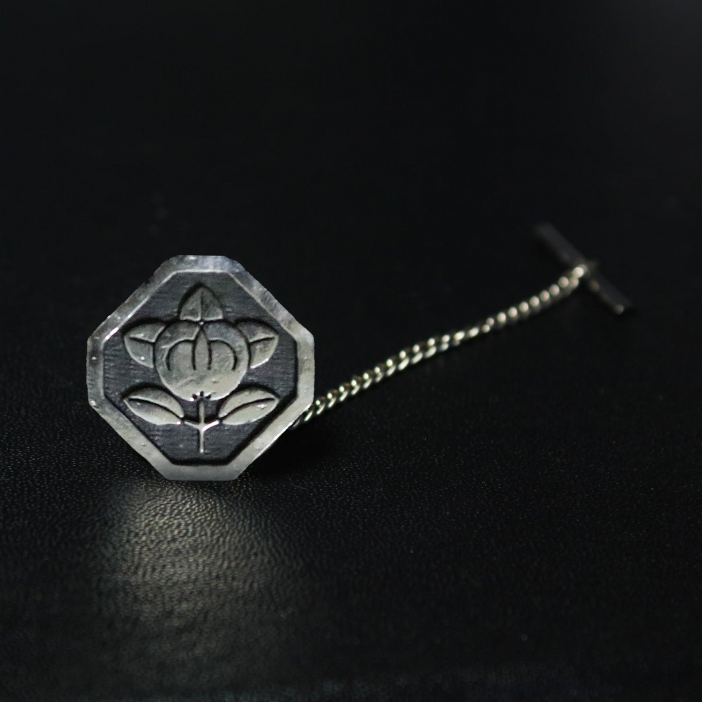 Tie tack - Tachibana in a square trimmed corners -　隅切り角に橘