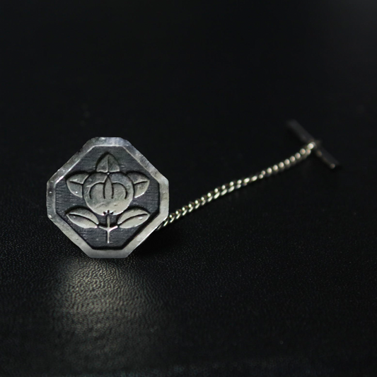Tie tack - Tachibana in a square trimmed corners -　隅切り角に橘