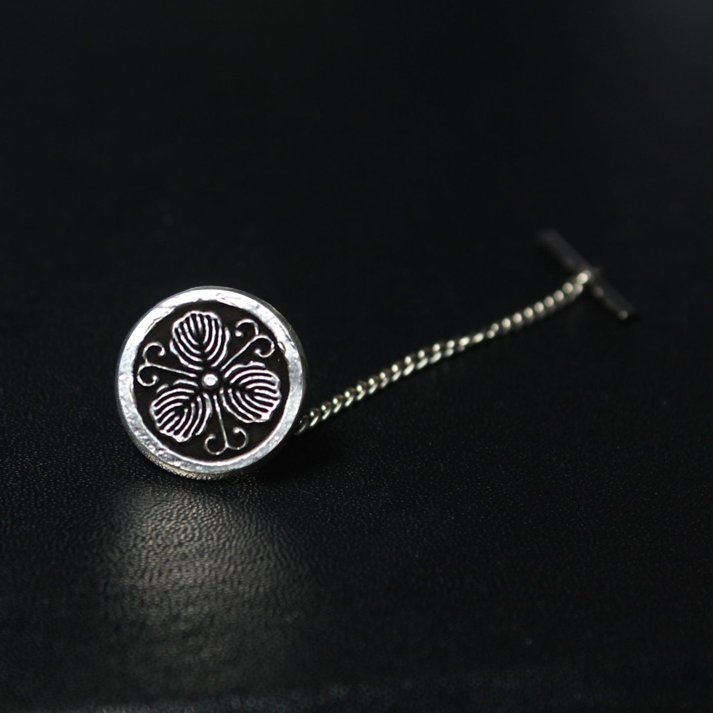 Tie tack - Oak vine in a circle - 丸に蔓柏