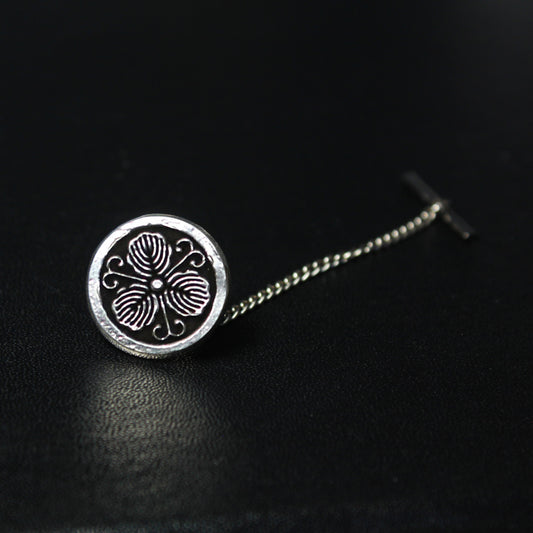 Tie tack - Oak vine in a circle - 丸に蔓柏