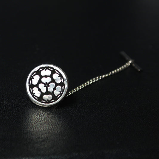 Tie tack - Seven wood sorrels - Maruni Nanatsu wari Katabami - 丸に７つ割片喰